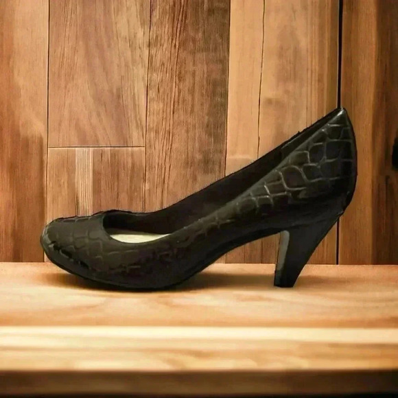 Giani Bernini Women's Size 6.5 Patent Leather 3-inch heels. Excellent conditio - Picture 3 of 4